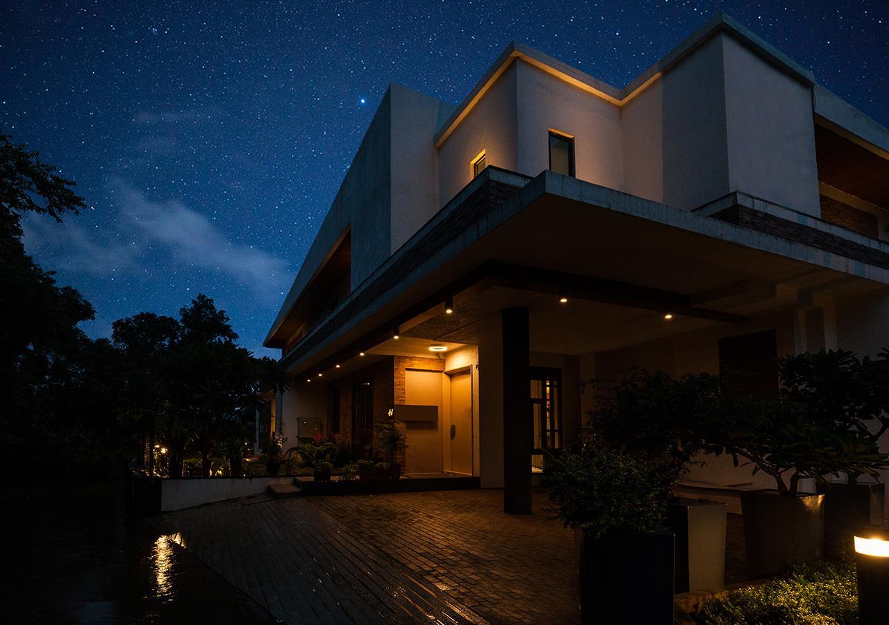 Villa 41 By Stayvista - A Chic Retreat With A Pool, Poker Table, And A Theater Room 罗纳瓦拉 外观 照片